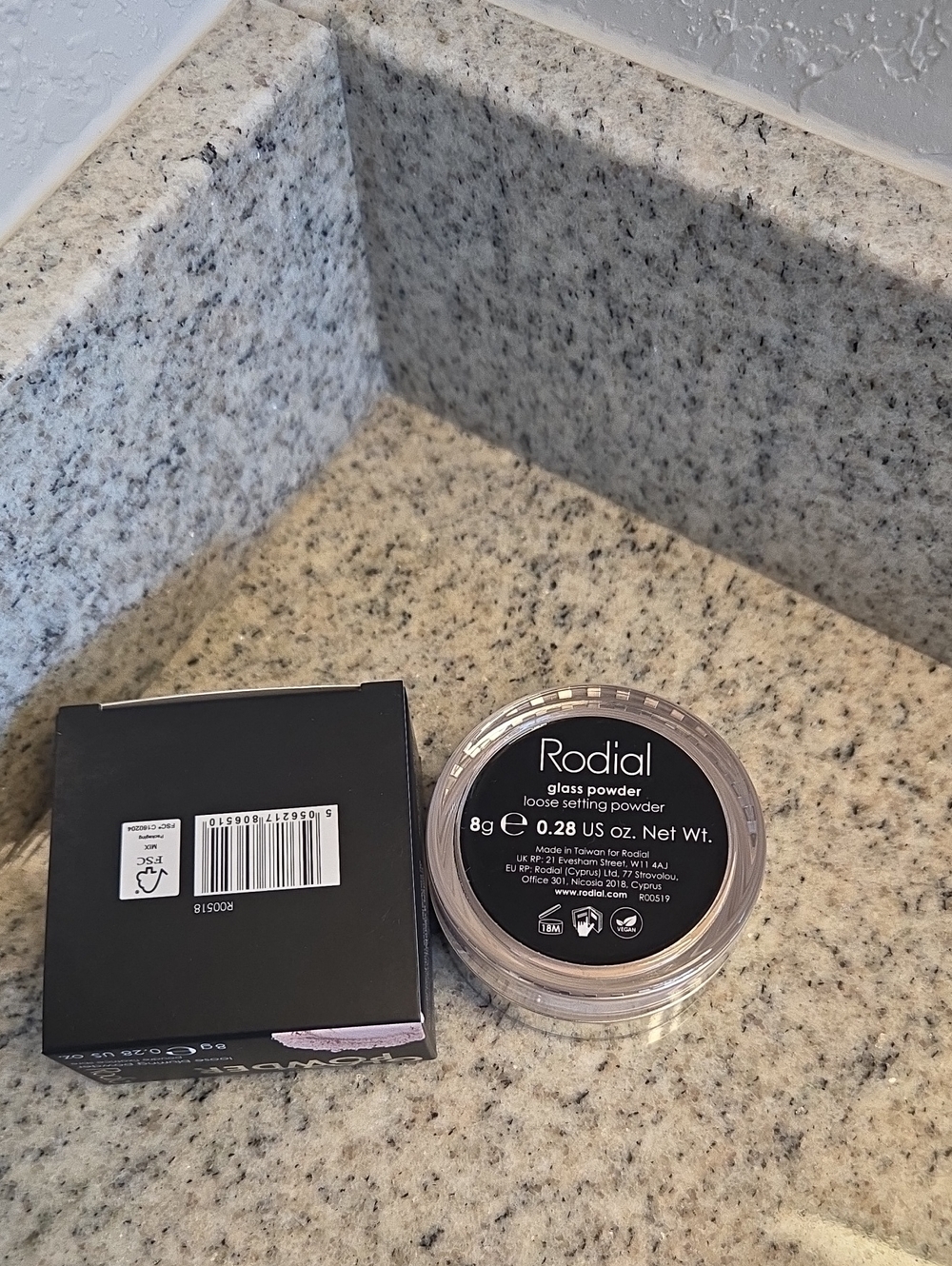 Rodial Glass Powder Loose Blurring Powder - Picture 6 of 8